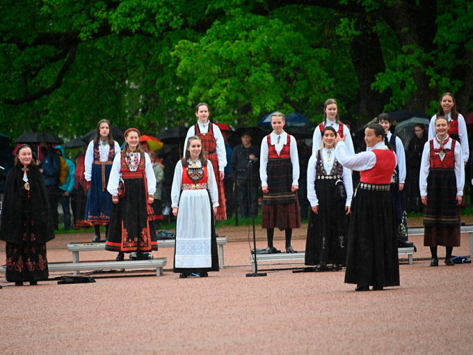 The Norwegian Girls’ Choir led the singing of the national anthem from the Palace Square. Photo: Sven Gj. Gjeruldsen, The Royal Court.  